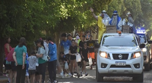 La tradicional visita de los Reyes Magos se vivió en distintos puntos de Tunuyán 