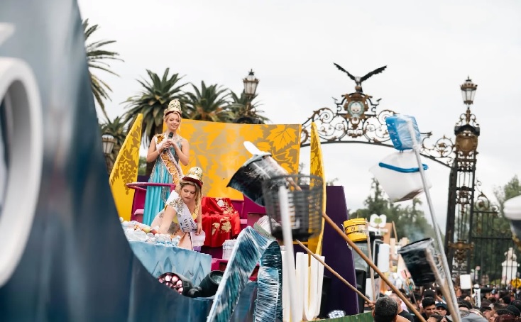 El Carrusel de las Reinas llen&oacute; de color y alegr&iacute;a la ma&ntilde;ana mendocina