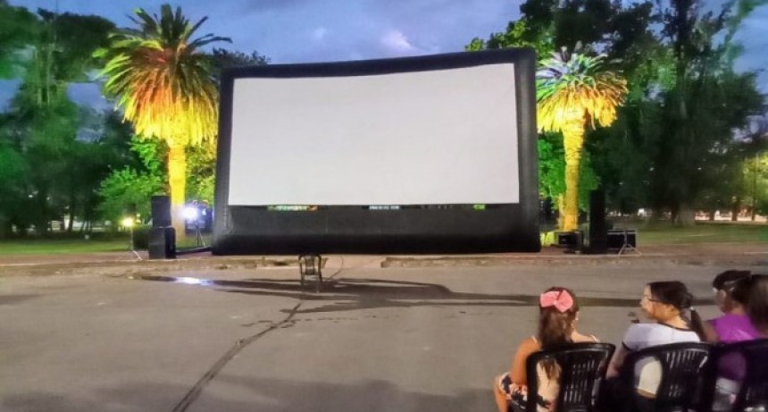 Con gran &eacute;xito de p&uacute;blico comenz&oacute; una nueva edici&oacute;n de Cine en el Rosedal