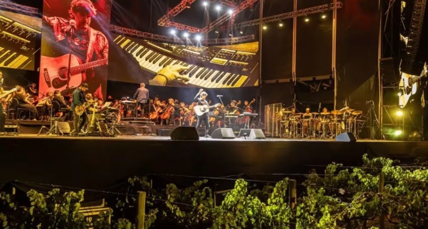 Nahuel Pennisi, Kevin Johansen y cantoras mendocinas en la Fiesta de la Cosecha