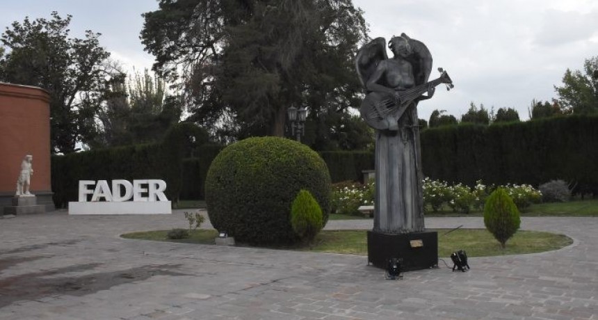 Ya se puede disfrutar de la muestra &ldquo;Hierro vivo&rdquo;, con esculturas de Roberto Rosas, en el Fader