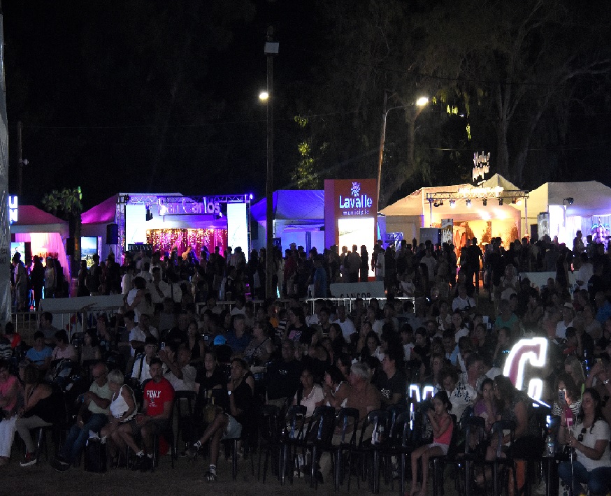 Con gran convocatoria de p&uacute;blico: se celebr&oacute; la primera noche del Paseo Federal