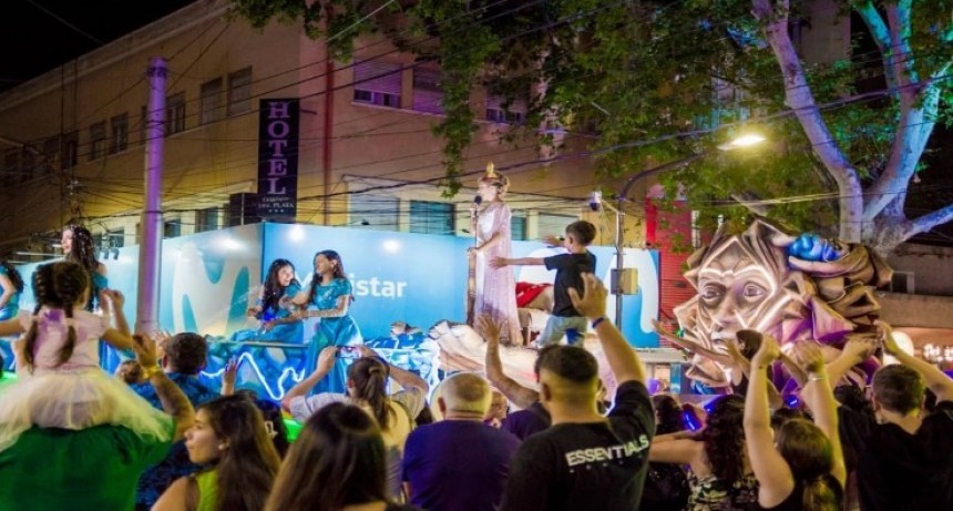 Las calles de la Ciudad brillaron con la V&iacute;a Blanca de las Reina