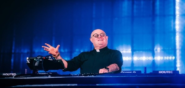 El fen&oacute;meno del &ldquo;Cura DJ&rdquo; aterriza en Mendoza