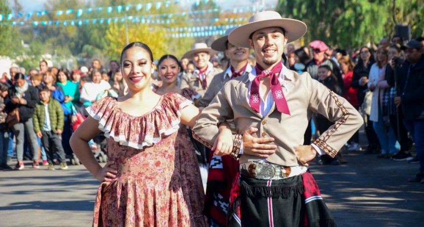El Valle de Uco se visti&oacute; de blanco y celeste en el 25 de Mayo