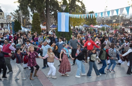 El sol del 25 asomó en Tunuyán con música y tradición