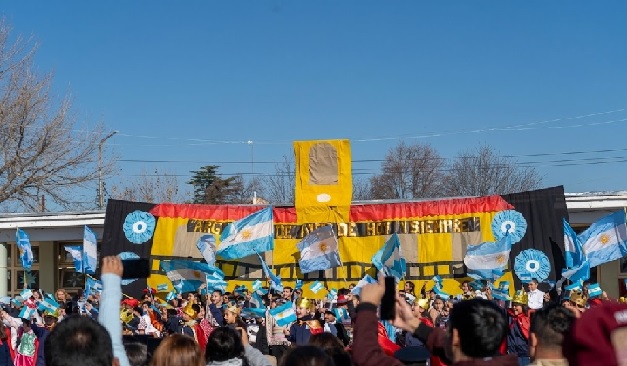 Eugenio Bustos fue escenario del acto oficial por el 25 de Mayo  