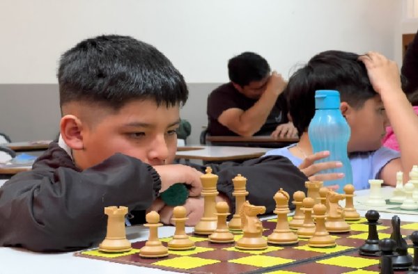 La Escuela de Ajedrez Pablo Agostinelli invita a un torneo abierto y celebra destacados logros provinciales