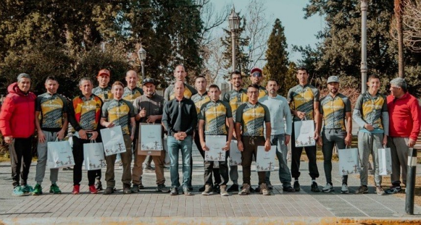 Los ciclistas que representar&aacute;n a Tupungato en el Campeonato Federal de MTB recibieron indumentaria