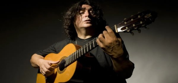 Luis Salinas en concierto en el Teatro Independencia
