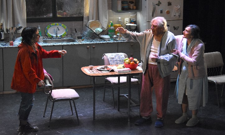 A sala llena estrenó la obra: Adentro está lloviendo y seguirá toda la noche