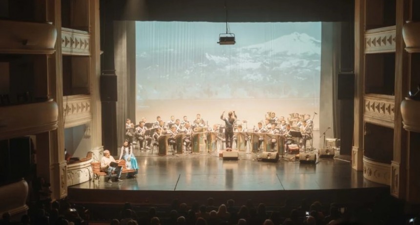 Con un ensamble art&iacute;stico musical Tupungato junto a la Banda Militar en el Teatro Independencia 