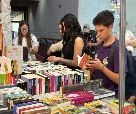 Segundo día de la Feria del Libro Mendoza: un homenaje a Juan Giménez