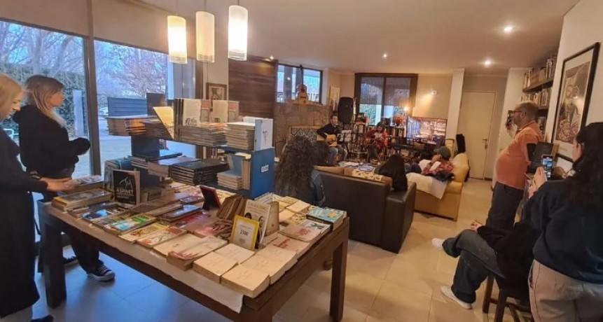 "Experiencia Entre libros": m&uacute;sica, pintura, vino y literatura