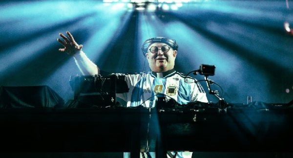 El padre Guilherme hizo bailar a fieles, ravers y "monjes" en el Frank Romero Day