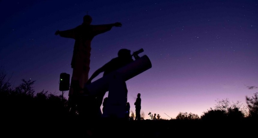 Una propuesta bajo el cielo: Astroturismo "El universo desconocido"